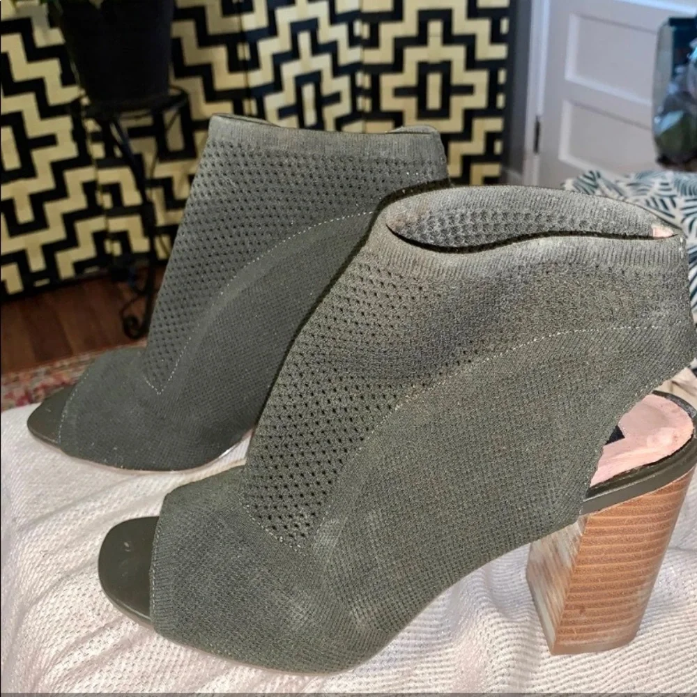 2023 TREND ALERT Olive colored fabric Steve Madden Suzy Bootie! - Picture 3 of 5